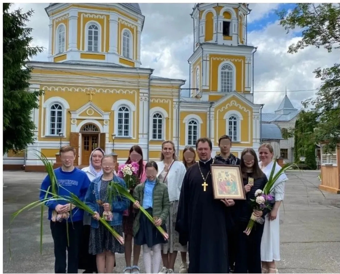 В день Святой Троицы воспитанники Социального приют для детей и подростков города Новозыбкова посетили храм в честь Чуда Архистратига Михаила в Хонех