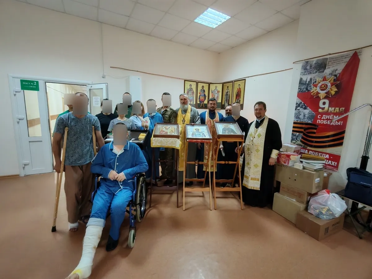 «Служение православных воинов должно быть подобно служению Ангелов – воинов Небесных: воинам подобает стоять в истине и правде и смело разить врагов веры, престола и Отечества» (Свт. Филарет Московский). Клирик Новозыбковского благочиния, вместе с иными священниками Клинцовской епархии, посетил в госпитале бойцов СВО, получивших ранения на поле брани.