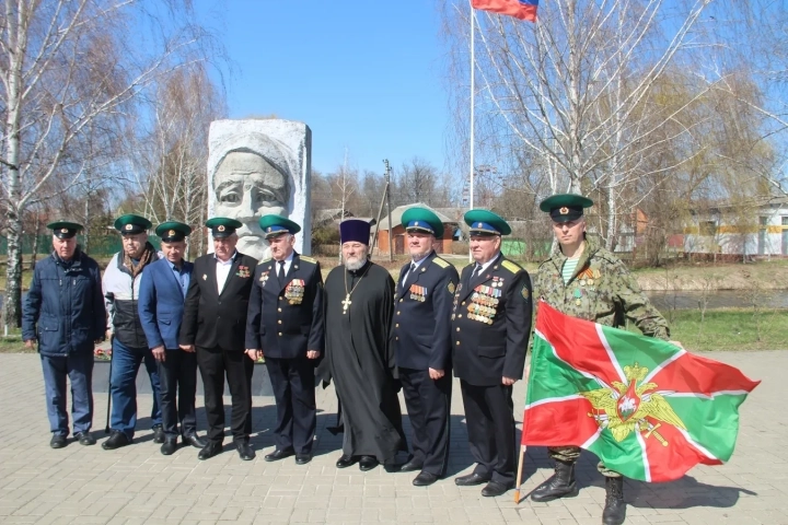 Благочинный Новозыбковского церковного округа принял участие во встрече Эстафеты Победы-2025 в Новозыбковском городском округе