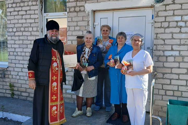 Пасхальная традиция. Посещение стационарного отделения Злынковского центра социального обслуживания в День Светлого Христова Воскресения