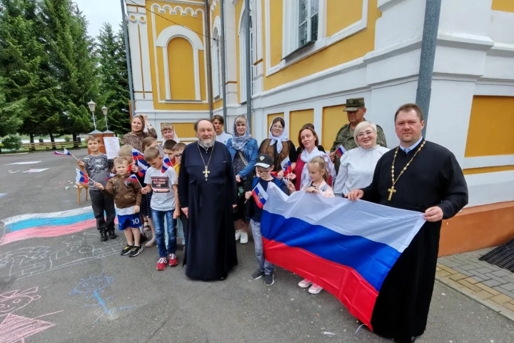 Одна ты на свете! Одна ты такая — Хранимая Богом родная земля! (из Гимна России)  В воскресной школе храма в честь Чуда Архистратига Михаила в Хонех города Новозыбкова состоялся Час патриотизма, посвященный Дню России.