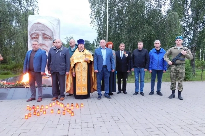 В День памяти и скорби в Новозыбкове прошла акция «Свеча памяти», посвященная памяти тех, кто ценою жизни своей одержал победу в Великой Отечественной Войне
