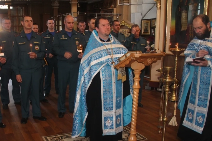 Сотрудники отделения МЧС города Новозыбкова посетили храм в канун дня празднования иконе Божией Матери «Неопалимая Купина»