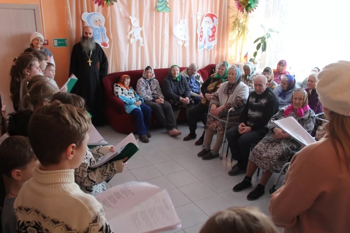 «Блаженны милостивые, ибо они помилованы будут» (Матф. 5:7): Воспитанники воскресной школы при храме в честь Рождества Пресвятой Богородицы г. Новозыбкова посетили постояльцев Дома-интерната для пожилых людей и инвалидов г. Новозыбкова и Новозыбковского района