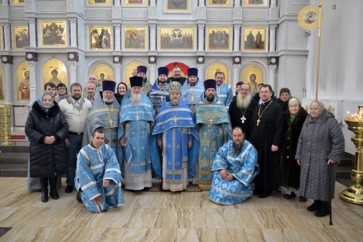 Молитвенное единение верующих пред ковчегом с частью Пояса Пресвятой Богородицы: Священнослужители и прихожане храмов Новозыбковского благочиния поклонились святыне