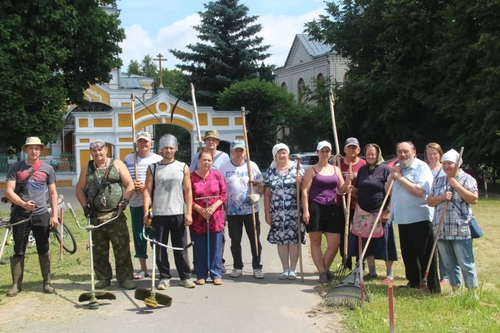 Господи, возлюбих благолепие Дому Твоего, и место селения славы Твоея (Пс. 25:8).  На прихрамовой территории храма в честь Чуда Архистратига Михаила в Хонех города Новозыбкова состоялась генеральная уборка силами прихожан храма