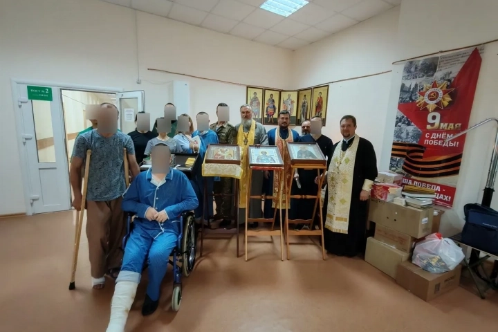 «Служение православных воинов должно быть подобно служению Ангелов – воинов Небесных: воинам подобает стоять в истине и правде и смело разить врагов веры, престола и Отечества» (Свт. Филарет Московский). Клирик Новозыбковского благочиния, вместе с иными священниками Клинцовской епархии, посетил в госпитале бойцов СВО, получивших ранения на поле брани.