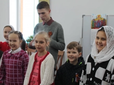 В Неделю 4-ю по Пасхе, Благочинный Новозыбковского церковного округа вручил заслуженные награды победителям благочиннического этапа конкурса детского творчества «Светлая Пасха» и возглавил служение Божественной литургии в храме в честь Рождества Пресвятой Богородицы города Новозыбкова