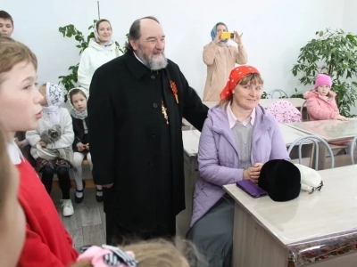 В Неделю 4-ю по Пасхе, Благочинный Новозыбковского церковного округа вручил заслуженные награды победителям благочиннического этапа конкурса детского творчества «Светлая Пасха» и возглавил служение Божественной литургии в храме в честь Рождества Пресвятой Богородицы города Новозыбкова