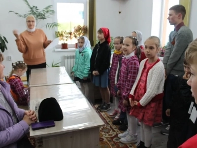 В Неделю 4-ю по Пасхе, Благочинный Новозыбковского церковного округа вручил заслуженные награды победителям благочиннического этапа конкурса детского творчества «Светлая Пасха» и возглавил служение Божественной литургии в храме в честь Рождества Пресвятой Богородицы города Новозыбкова