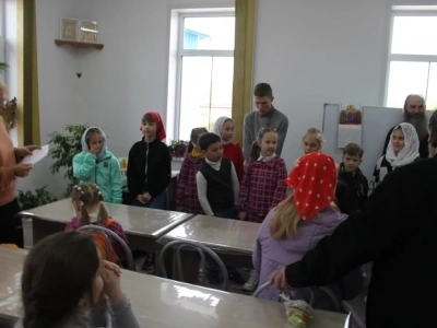 В Неделю 4-ю по Пасхе, Благочинный Новозыбковского церковного округа вручил заслуженные награды победителям благочиннического этапа конкурса детского творчества «Светлая Пасха» и возглавил служение Божественной литургии в храме в честь Рождества Пресвятой Богородицы города Новозыбкова