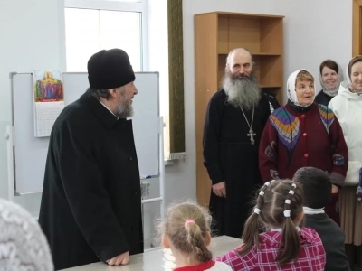 В Неделю 4-ю по Пасхе, Благочинный Новозыбковского церковного округа вручил заслуженные награды победителям благочиннического этапа конкурса детского творчества «Светлая Пасха» и возглавил служение Божественной литургии в храме в честь Рождества Пресвятой Богородицы города Новозыбкова