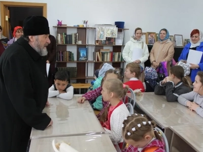 В Неделю 4-ю по Пасхе, Благочинный Новозыбковского церковного округа вручил заслуженные награды победителям благочиннического этапа конкурса детского творчества «Светлая Пасха» и возглавил служение Божественной литургии в храме в честь Рождества Пресвятой Богородицы города Новозыбкова