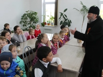 В Неделю 4-ю по Пасхе, Благочинный Новозыбковского церковного округа вручил заслуженные награды победителям благочиннического этапа конкурса детского творчества «Светлая Пасха» и возглавил служение Божественной литургии в храме в честь Рождества Пресвятой Богородицы города Новозыбкова