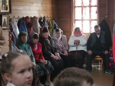 В Неделю 4-ю по Пасхе, Благочинный Новозыбковского церковного округа вручил заслуженные награды победителям благочиннического этапа конкурса детского творчества «Светлая Пасха» и возглавил служение Божественной литургии в храме в честь Рождества Пресвятой Богородицы города Новозыбкова