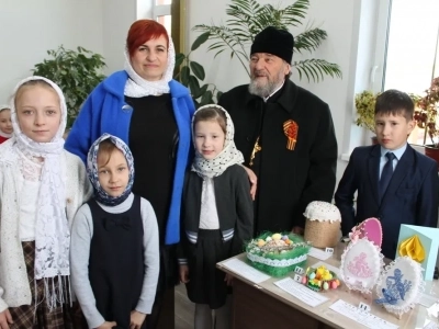В Неделю 4-ю по Пасхе, Благочинный Новозыбковского церковного округа вручил заслуженные награды победителям благочиннического этапа конкурса детского творчества «Светлая Пасха» и возглавил служение Божественной литургии в храме в честь Рождества Пресвятой Богородицы города Новозыбкова