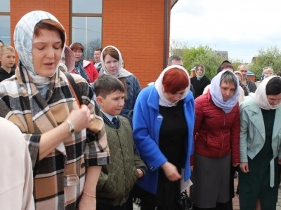 В Неделю 4-ю по Пасхе, Благочинный Новозыбковского церковного округа вручил заслуженные награды победителям благочиннического этапа конкурса детского творчества «Светлая Пасха» и возглавил служение Божественной литургии в храме в честь Рождества Пресвятой Богородицы города Новозыбкова