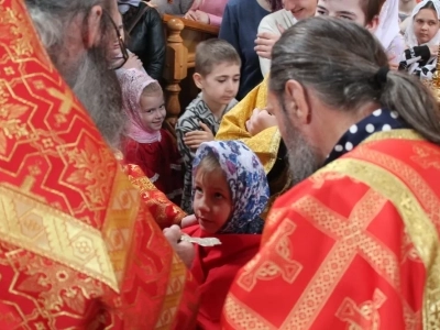 В Неделю 4-ю по Пасхе, Благочинный Новозыбковского церковного округа вручил заслуженные награды победителям благочиннического этапа конкурса детского творчества «Светлая Пасха» и возглавил служение Божественной литургии в храме в честь Рождества Пресвятой Богородицы города Новозыбкова