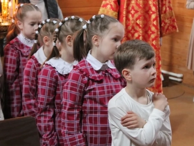 В Неделю 4-ю по Пасхе, Благочинный Новозыбковского церковного округа вручил заслуженные награды победителям благочиннического этапа конкурса детского творчества «Светлая Пасха» и возглавил служение Божественной литургии в храме в честь Рождества Пресвятой Богородицы города Новозыбкова