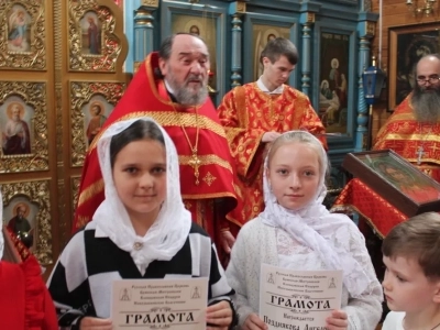 В Неделю 4-ю по Пасхе, Благочинный Новозыбковского церковного округа вручил заслуженные награды победителям благочиннического этапа конкурса детского творчества «Светлая Пасха» и возглавил служение Божественной литургии в храме в честь Рождества Пресвятой Богородицы города Новозыбкова