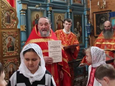 В Неделю 4-ю по Пасхе, Благочинный Новозыбковского церковного округа вручил заслуженные награды победителям благочиннического этапа конкурса детского творчества «Светлая Пасха» и возглавил служение Божественной литургии в храме в честь Рождества Пресвятой Богородицы города Новозыбкова