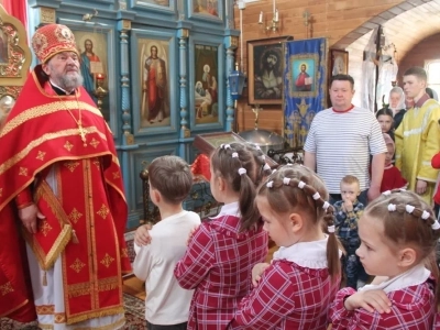 В Неделю 4-ю по Пасхе, Благочинный Новозыбковского церковного округа вручил заслуженные награды победителям благочиннического этапа конкурса детского творчества «Светлая Пасха» и возглавил служение Божественной литургии в храме в честь Рождества Пресвятой Богородицы города Новозыбкова