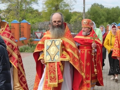В Неделю 4-ю по Пасхе, Благочинный Новозыбковского церковного округа вручил заслуженные награды победителям благочиннического этапа конкурса детского творчества «Светлая Пасха» и возглавил служение Божественной литургии в храме в честь Рождества Пресвятой Богородицы города Новозыбкова