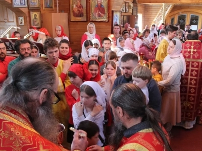 Все лица радостью сияют! Новозыбковское благочиние, празднование Недели апостола Фомы (Антипасхи) в храме в честь Рождества Пресвятой Богородицы г. Новозыбкова.
