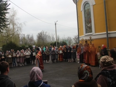 Учащиеся Воскресной школы храма в честь Чуда Архистратига Михаила в Хонех города Новозыбкова поздравили прихожан с Днем святых Жен-мироносиц