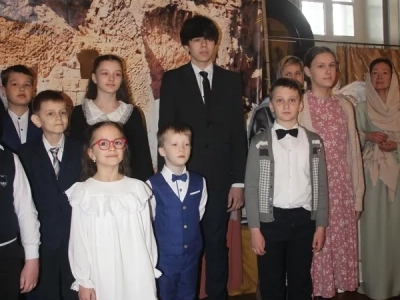 Учащиеся Воскресной школы храма в честь Чуда Архистратига Михаила в Хонех города Новозыбкова поздравили прихожан с Днем святых Жен-мироносиц