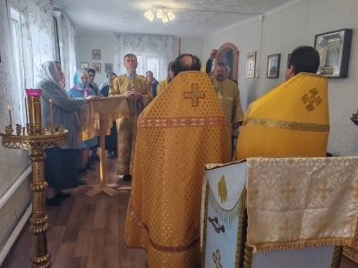 Благочинный Новозыбковского церковного округа Клинцовской епархии возглавил служение Божественной литургии в молитвенном доме села Новые Бобовичи в день Троицкой родительской субботы