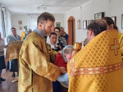 Благочинный Новозыбковского церковного округа Клинцовской епархии возглавил служение Божественной литургии в молитвенном доме села Новые Бобовичи в день Троицкой родительской субботы