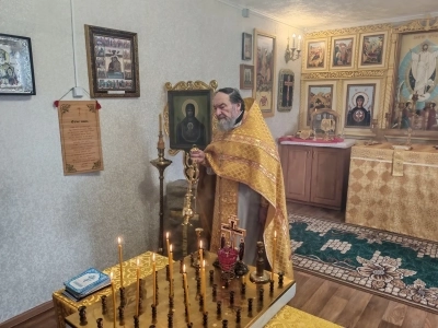 Благочинный Новозыбковского церковного округа Клинцовской епархии возглавил служение Божественной литургии в молитвенном доме села Новые Бобовичи в день Троицкой родительской субботы