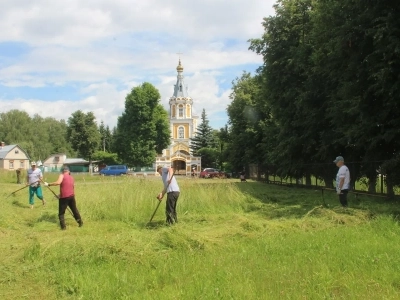 Господи, возлюбих благолепие Дому Твоего, и место селения славы Твоея (Пс. 25:8).  На прихрамовой территории храма в честь Чуда Архистратига Михаила в Хонех города Новозыбкова состоялась генеральная уборка силами прихожан храма