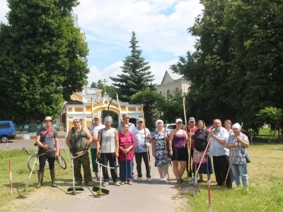 Господи, возлюбих благолепие Дому Твоего, и место селения славы Твоея (Пс. 25:8).  На прихрамовой территории храма в честь Чуда Архистратига Михаила в Хонех города Новозыбкова состоялась генеральная уборка силами прихожан храма