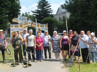 Господи, возлюбих благолепие Дому Твоего, и место селения славы Твоея (Пс. 25:8).  На прихрамовой территории храма в честь Чуда Архистратига Михаила в Хонех города Новозыбкова состоялась генеральная уборка силами прихожан храма