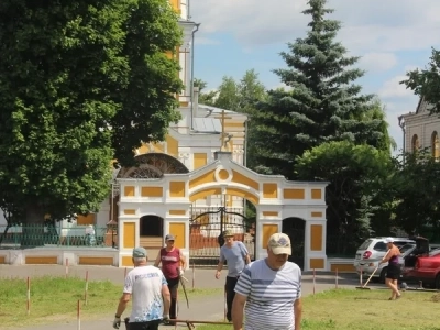 Господи, возлюбих благолепие Дому Твоего, и место селения славы Твоея (Пс. 25:8).  На прихрамовой территории храма в честь Чуда Архистратига Михаила в Хонех города Новозыбкова состоялась генеральная уборка силами прихожан храма