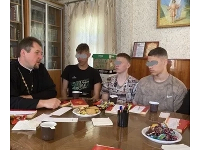 В рамках реализации Патриаршей программы изучения Библии «Исследуйте Писания», на территории Новозыбковского благочиния, воспитанники и воспитатели Социального приюта для детей и подростков г. Новозыбкова принимают участие в душеполезных беседах на Евангельские темы