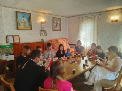 В рамках реализации Патриаршей программы изучения Библии «Исследуйте Писания», на территории Новозыбковского благочиния, воспитанники и воспитатели Социального приюта для детей и подростков г. Новозыбкова принимают участие в душеполезных беседах на Евангельские темы