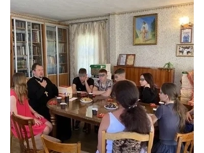 В рамках реализации Патриаршей программы изучения Библии «Исследуйте Писания», на территории Новозыбковского благочиния, воспитанники и воспитатели Социального приюта для детей и подростков г. Новозыбкова принимают участие в душеполезных беседах на Евангельские темы