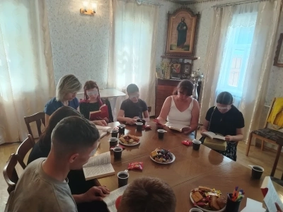 В рамках реализации Патриаршей программы изучения Библии «Исследуйте Писания», на территории Новозыбковского благочиния, воспитанники и воспитатели Социального приюта для детей и подростков г. Новозыбкова принимают участие в душеполезных беседах на Евангельские темы