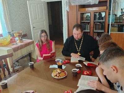 В рамках реализации Патриаршей программы изучения Библии «Исследуйте Писания», на территории Новозыбковского благочиния, воспитанники и воспитатели Социального приюта для детей и подростков г. Новозыбкова принимают участие в душеполезных беседах на Евангельские темы