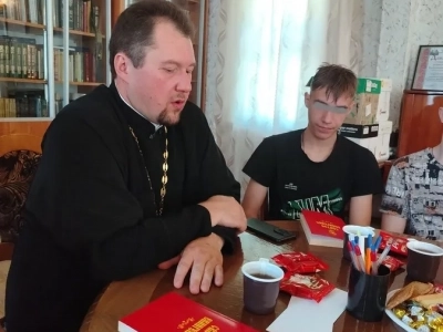 В рамках реализации Патриаршей программы изучения Библии «Исследуйте Писания», на территории Новозыбковского благочиния, воспитанники и воспитатели Социального приюта для детей и подростков г. Новозыбкова принимают участие в душеполезных беседах на Евангельские темы