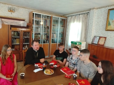 В рамках реализации Патриаршей программы изучения Библии «Исследуйте Писания», на территории Новозыбковского благочиния, воспитанники и воспитатели Социального приюта для детей и подростков г. Новозыбкова принимают участие в душеполезных беседах на Евангельские темы