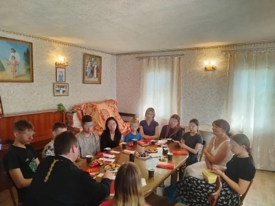 В рамках реализации Патриаршей программы изучения Библии «Исследуйте Писания», на территории Новозыбковского благочиния, воспитанники и воспитатели Социального приюта для детей и подростков г. Новозыбкова принимают участие в душеполезных беседах на Евангельские темы