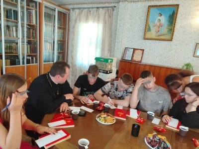 В рамках реализации Патриаршей программы изучения Библии «Исследуйте Писания», на территории Новозыбковского благочиния, воспитанники и воспитатели Социального приюта для детей и подростков г. Новозыбкова принимают участие в душеполезных беседах на Евангельские темы