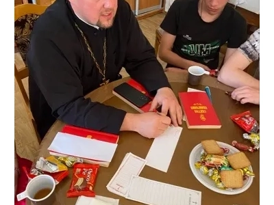 В рамках реализации Патриаршей программы изучения Библии «Исследуйте Писания», на территории Новозыбковского благочиния, воспитанники и воспитатели Социального приюта для детей и подростков г. Новозыбкова принимают участие в душеполезных беседах на Евангельские темы
