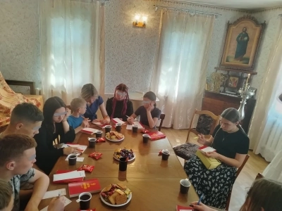 В рамках реализации Патриаршей программы изучения Библии «Исследуйте Писания», на территории Новозыбковского благочиния, воспитанники и воспитатели Социального приюта для детей и подростков г. Новозыбкова принимают участие в душеполезных беседах на Евангельские темы