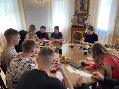 В рамках реализации Патриаршей программы изучения Библии «Исследуйте Писания», на территории Новозыбковского благочиния, воспитанники и воспитатели Социального приюта для детей и подростков г. Новозыбкова принимают участие в душеполезных беседах на Евангельские темы