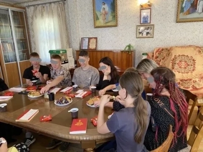 В рамках реализации Патриаршей программы изучения Библии «Исследуйте Писания», на территории Новозыбковского благочиния, воспитанники и воспитатели Социального приюта для детей и подростков г. Новозыбкова принимают участие в душеполезных беседах на Евангельские темы